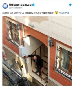 Tüm uyarılara rağmen dışarı çıkmaya devam eden yaşlılarla ilgili resmi