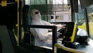 Corona virüse karşı alınan önlemler kapsamında İstanbul’da metrobüs şoförleri koruyucu