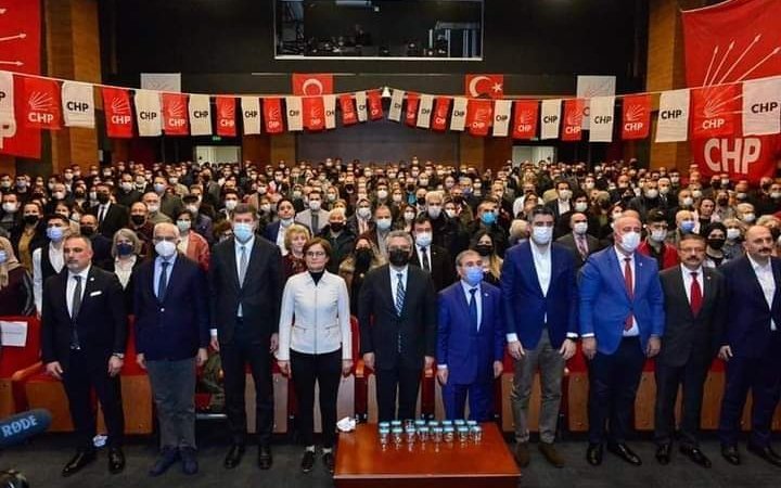 CHP Pendik’te Rozetler Takıldı