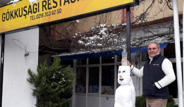 Son Zamların Üstüne Kar Yağınca, Lokanta Sahipleri Kardan Adamla Başbaşa Kaldı…