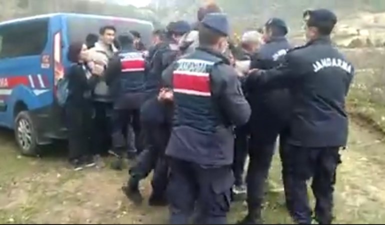 Muğla’da Gergin Anlar! Jandarma Zeytin Protestosuna Müdahale Etti!