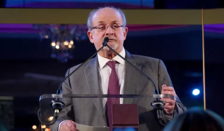 “Şeytan Ayetleri” Kitabının Yazarı Salman Rüşdi Bıçaklı Saldırıya Uğradı