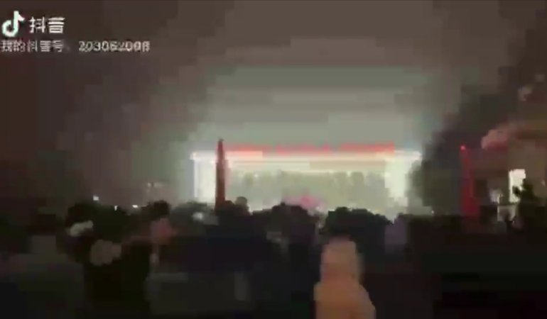 Çin’de COVİD Kısıtlaması Nedeniyle YANGIN’dan Kaçamayarak Öldüler