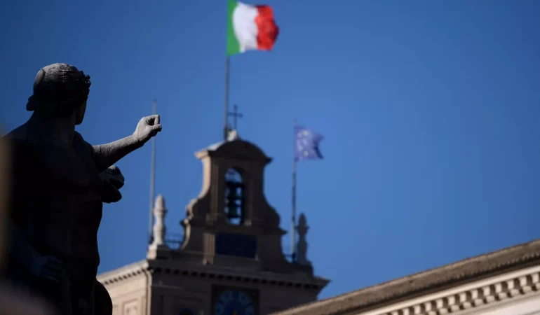 İtalyanlar, Rusya’ya Yaptırımları Protesto Etti, NATO Bayrağı’nı Yaktı!