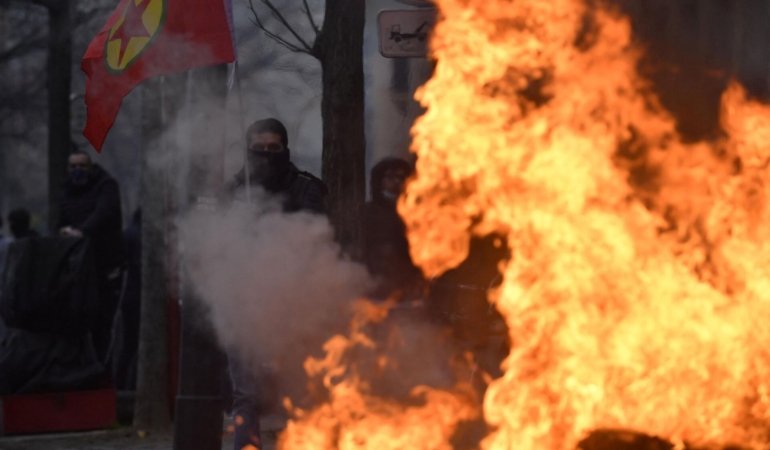 PKK Paris’i Yaktı! Sokakları yakıp yıktılar, polisle çatıştılar…