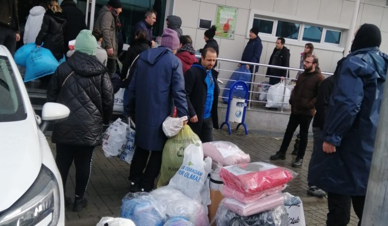 Vatandaşlar Depremzedelere Yardım İçin KARTAL BELEDİYESİ’ne Akın Etti!