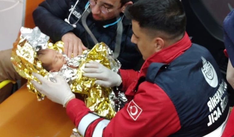 Yağız Ulaş Bebek ve Annesi İBB Ekibi Tarafından Kurtarıldı. Depremde Can Kaybı 18 Bini Aştı…