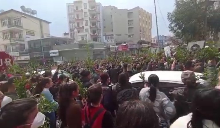 HATAY’da depremzedeler “Hakkımızı helal etmiyoruz!” sloganı attı. Samandağ’da kadınlar iktidar karşıtı protesto yürüyüşü düzenledi.