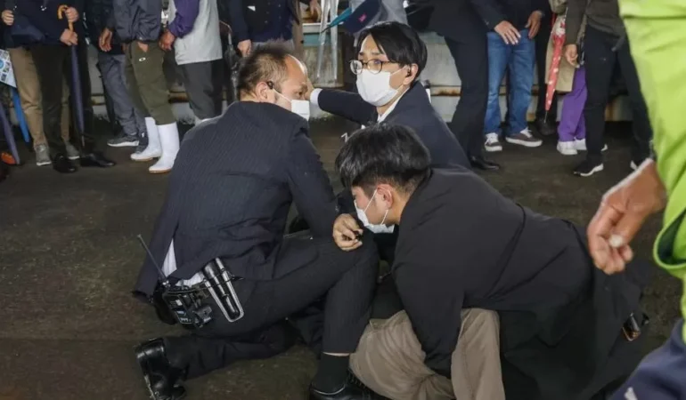 Japonya Başbakanı’na Sis Bombası Atıldı!