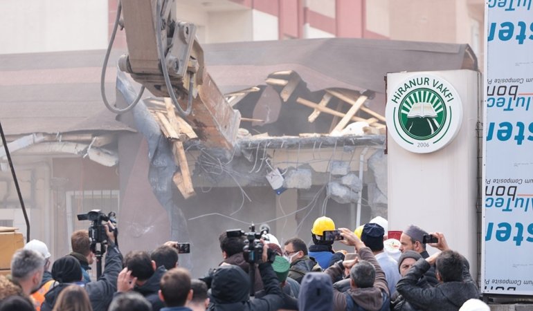 Çocuğa İstismar Davasıyla Günden Olan Hiranur Vakfı’nın Kaçak Binası İBB Tarafından Böyle Yıkıldı!