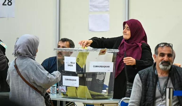 Almanya’nın Essen Kentinde Türkler Oy Kullanıyor