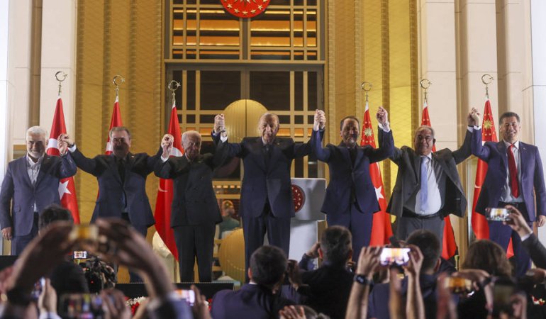 Sinan OĞAN, Hüdapar İle Aynı Kareye Girdi! “Bir ülkücüyü kesseniz HÜDAPAR ile aynı sandığa girmez” demişti…