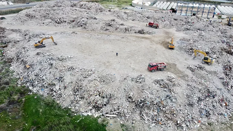 Deprem Bölgesinde Molozlardan Çıkan ASBEST, Halk Sağlığını Tehdit Ediyor