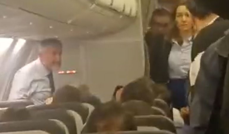 Nebati, kendisi için uçağın bekletilmesine karşı çıkan yolcularla tartıştı!