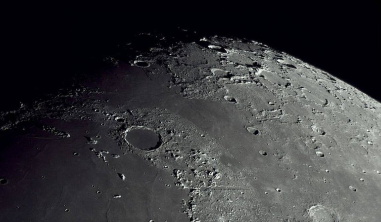 Dünya’nın uydusu Ay’ın bir bölümünün yüzeyi, sanılandan 200 milyon daha yaşlı çıktı…