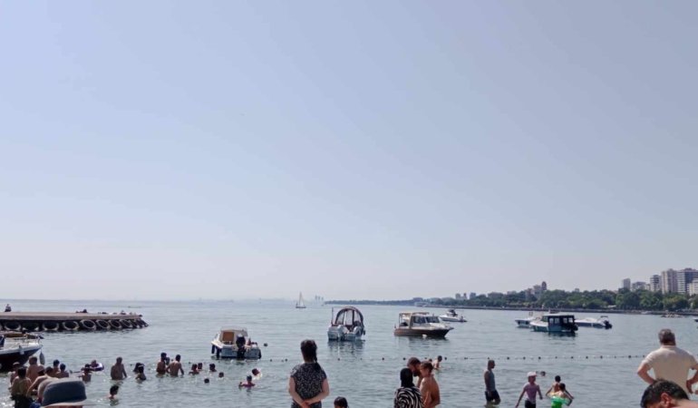 İstanbul’da Halk Plajlarını Tekneler İşgal Etti! Caddebostan Plajı’nda “İpi geçmek yasak, orası özel bölge” diyen belediye görevlileri, özel tekneleri koruyor!