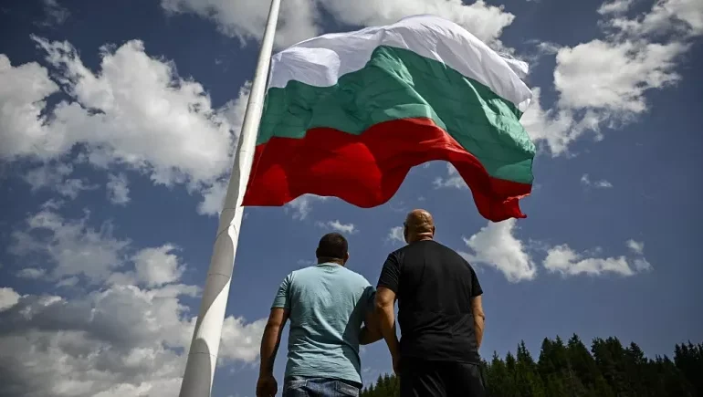 Bulgaristan 500 Bin Euro’ya Dev Bayrak Dikti