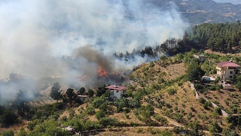 Kahramanmaraş’taki Orman Yangını Yerleşim Yerlerine Ulaştı