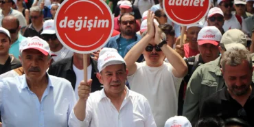 tanju-ozcanin-chp-genel-merkezine-yuruyusu-basladi-hFhS