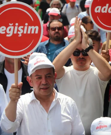 tanju-ozcanin-chp-genel-merkezine-yuruyusu-basladi-hFhS