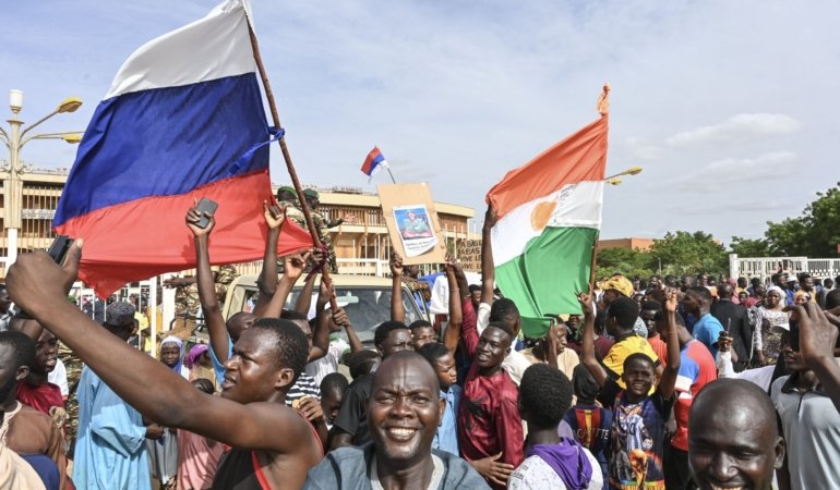 Rusya, Batı Afrika ülkelerini NİJER müdahalesi konusunda uyardı. ECOWAS ülkeleri görüşmeyi erteledi.