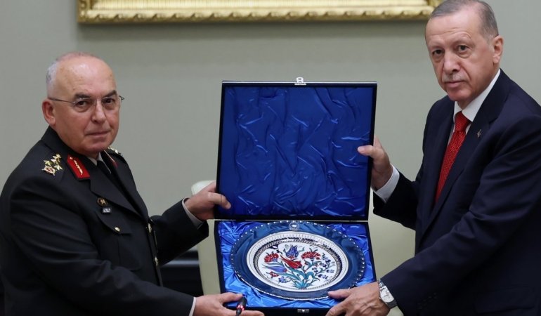 Kara Kuvvetleri Komutanı Orgeneral MUSA AVSEVER, Cumhurbaşkanı ERDOĞAN’a gözyaşlarıyla sarılıp veda etti.