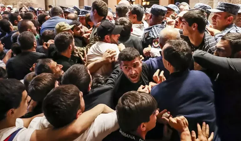 Ermenistan’da Paşinyan isyanı! Protestocular, hain ilan ettikleri Başbakan Nikol Paşinyan’ın görevden alınmasını istedi…