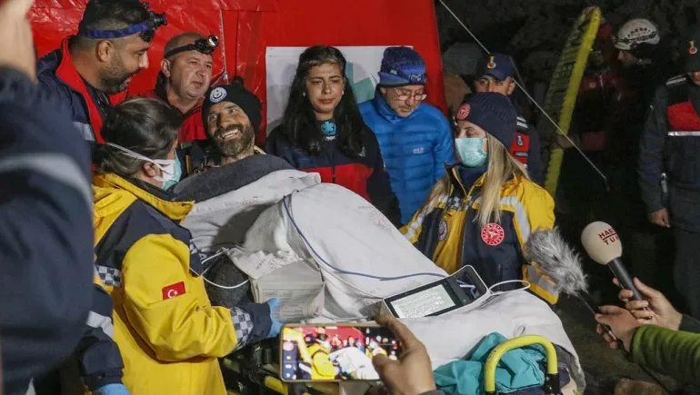 Mersin’deki mağarada mahsur kalan Mark Dickey, 9 gün sonra kurtarıldı