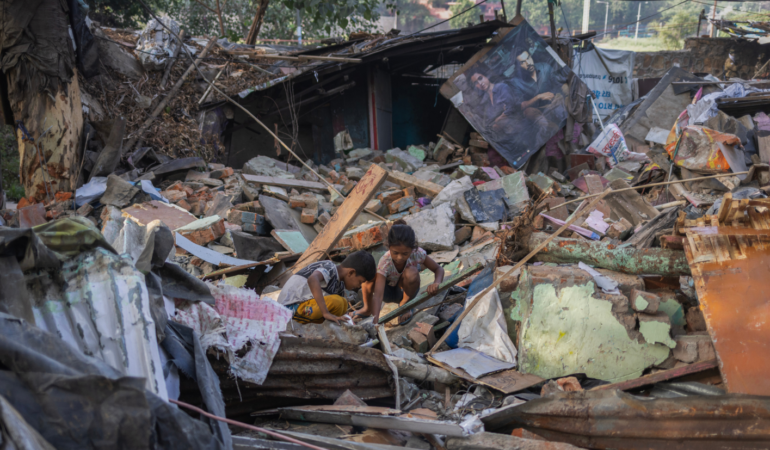 G-20 öncesinde Hindistan’ın başkenti Yeni Delhi’deki harabe evler yıkılıyor