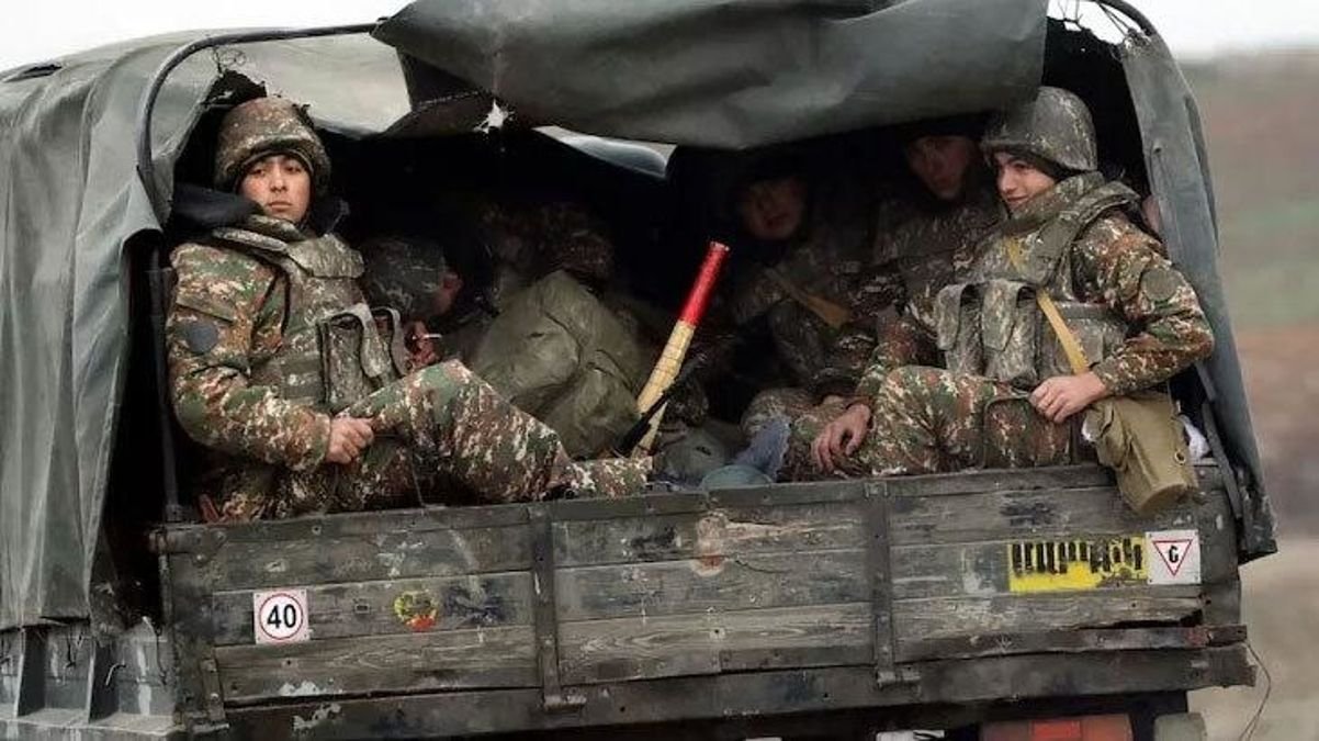 son-dakika-karabagdaki-ermeni-ayrilikcilar-6-zirhli-arac-ve-800den-fazla-silahi-teslim-etti-hH3Wjwb7