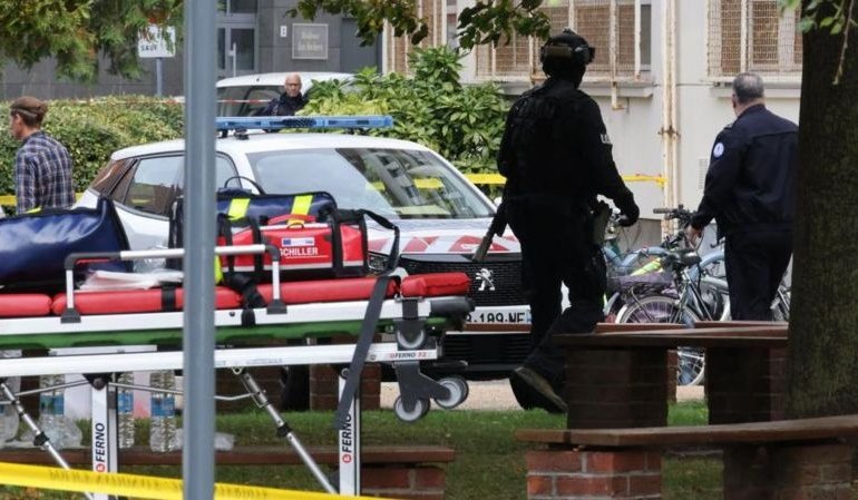 Fransa’da okula bıçaklı saldırı! Bir öğretmen öldü