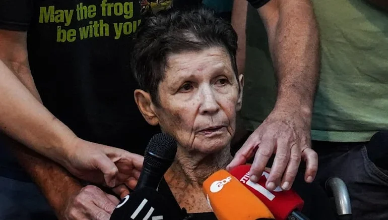Hamas’ın serbest bıraktığı 85 yaşındaki İsrailli rehine, “Bize iyi davrandılar” dedi, Netanyahu taraftarları tepki gösterdi