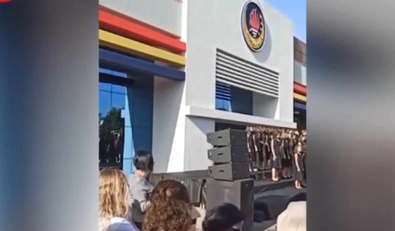 Cumhuriyet Bayramı’nda konuşma yapan öğretmen Emine Karakaş’ı gözaltına aldılar! Cumhuriyet Değerlerinin erozyona uğradığını…