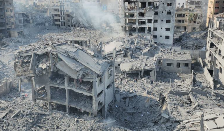 İsrail’in iki yönden saldırdığı Gazze’de açlık çeken siviller, BM depolarını yağmaladı