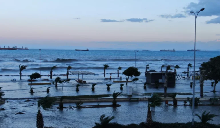 Hatay’ın Samandağ ve İskenderun ilçelerinde şiddetli fırtına! Deniz taştı, İskenderun’da eğitime ara verildi.