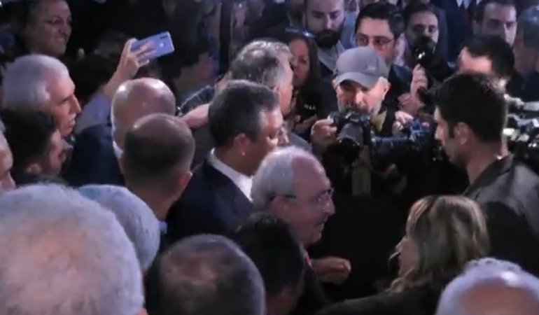 Kılıçdaroğlu, koltuğunu Özgür Özel’e devretti