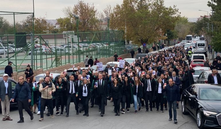 Ankara’da avukatlar Yargıtay’a yürüdü!