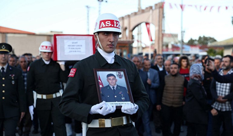 Pençe-Kilit operasyonunda şehit olan askerler toprağa verildi