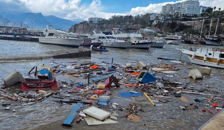 Yurt genelinde şiddetli fırtına can aldı: 2 kişi öldü, 10 yaralı…