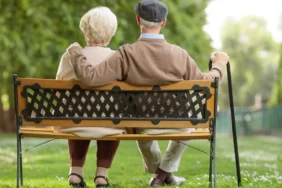 hero-homepage-pension-pensioners-elderly-people-bench-park