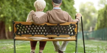 hero-homepage-pension-pensioners-elderly-people-bench-park