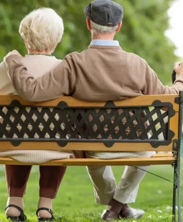 hero-homepage-pension-pensioners-elderly-people-bench-park