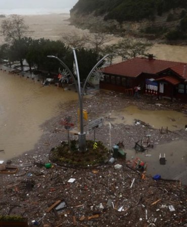 turkiye-genelinde-firtina-ve-siddetli-yagis-bakan-yerlikaya-bilancoyu-acikladi-9-olu-11-kayip-y8iz