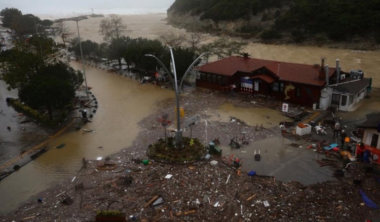 Sağanak yağışlar 9 can aldı! Batan yük gemisindeki 11 denizci kayıp…