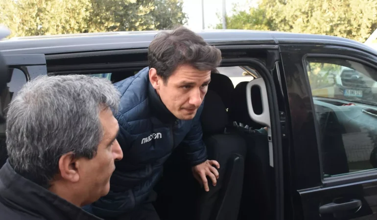 Saldırıya uğrayan hakem Halil Umut Meler, polis eşliğinde İzmir’deki ailesinin evine geldi