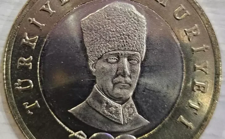 Madeni 5 TL üzerine basılan ATATÜRK resmi, Türkiye’nin kurucu lideri Mustafa Kemal ATATÜRK’e benzemediği için tepki çekti!