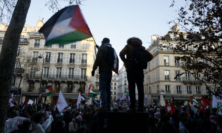 Geçici ateşkes sonrası İsrail’in saldırı düzenlediği Gazze’de 193 kişi öldü. Paris’te Gazze için halk sokağa indi…