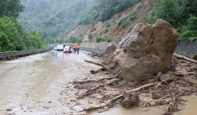 Aşırı yağışlar Zonguldak’ta heyelana yol açtı; 2’si ağır 18 yaralı var