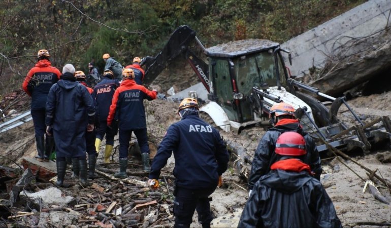 Zonguldak’taki heyelanda 2 kişi öldü, 21 kişi yaralandı. Kaybolan anne ve oğulun cansız bedenlerine ulaşıldı