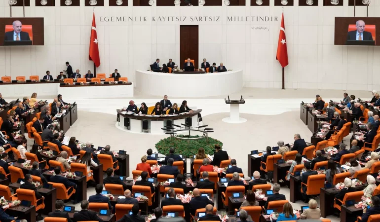 Emekli aylıklarını % 49.25’e çıkaran zam teklifi TBMM’de kabul edildi